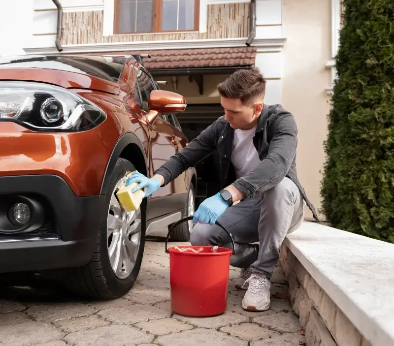 Lavage auto à domicile Cébazat : professionnel intervenant sur un véhicule